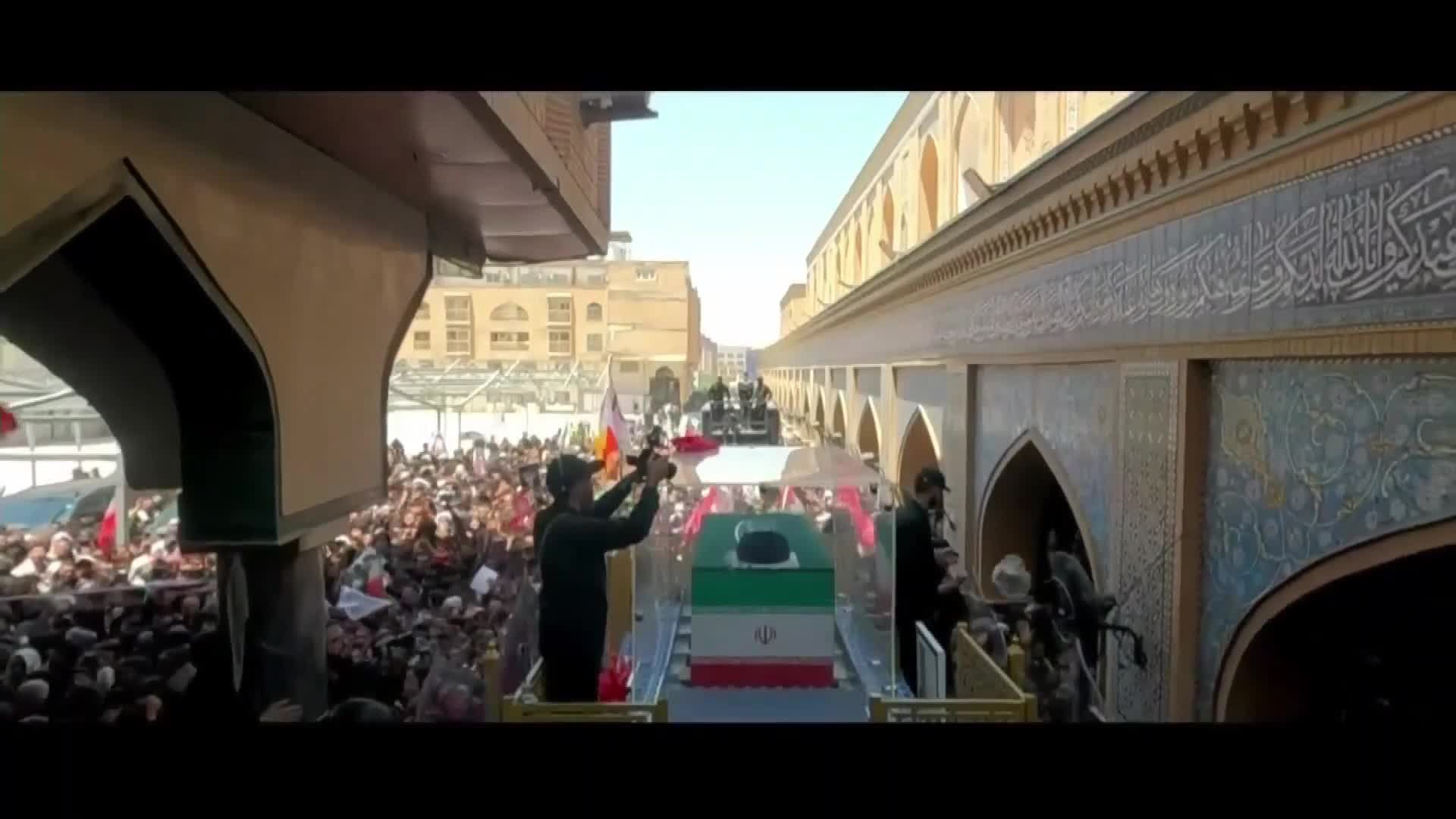 جثمان الإمام الخامنئي يجوب صحون العتبة العلوية في النجف للوصول إلى داخل المرقد الشريف