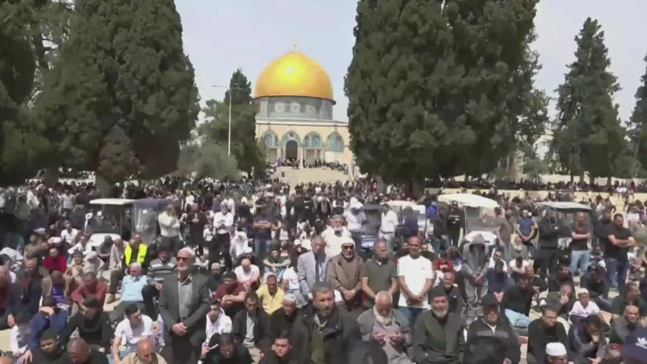 125,000 Palestinians Attend Friday Prayer at the Aqsa Mosque Despite Israeli Restrictions