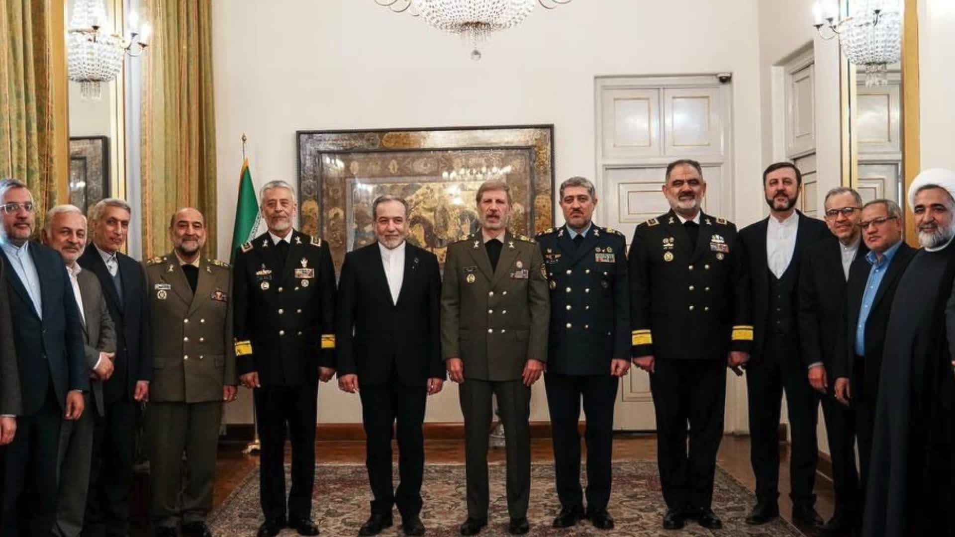 وزير الخارجية الإيراني يستقبل كبار قادة الجيش الايراني.. وتأكيد على أهمية الجاهزية التامة والمقاومة الوطنية واليقظة
