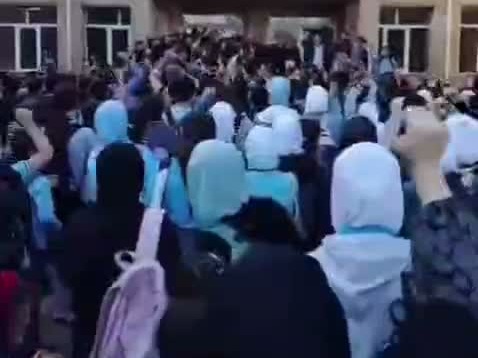 "نموت ولن نتخلى عن حجابنا".. نساء أذربيجانيات يواجهن قيود الحجاب في المؤسسات التعليمية