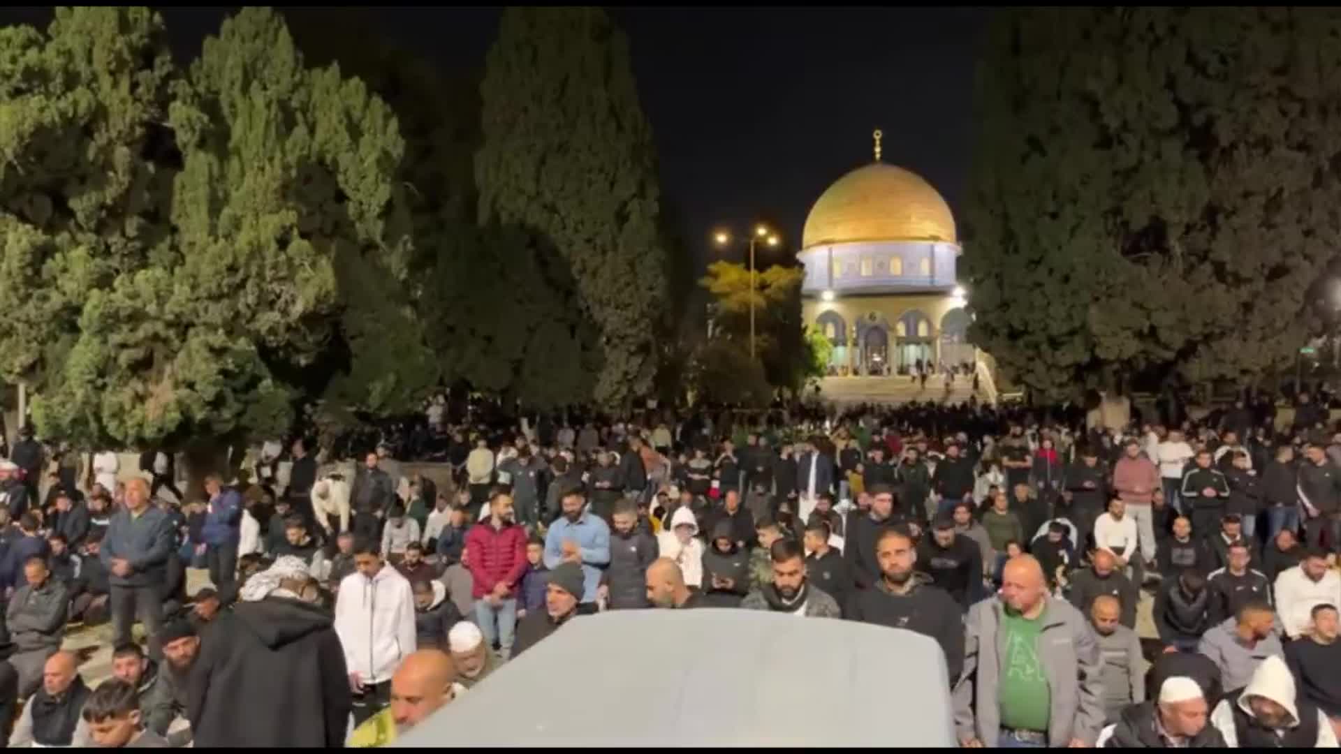 Thousands Perform Dawn Prayer at the Aqsa Mosque