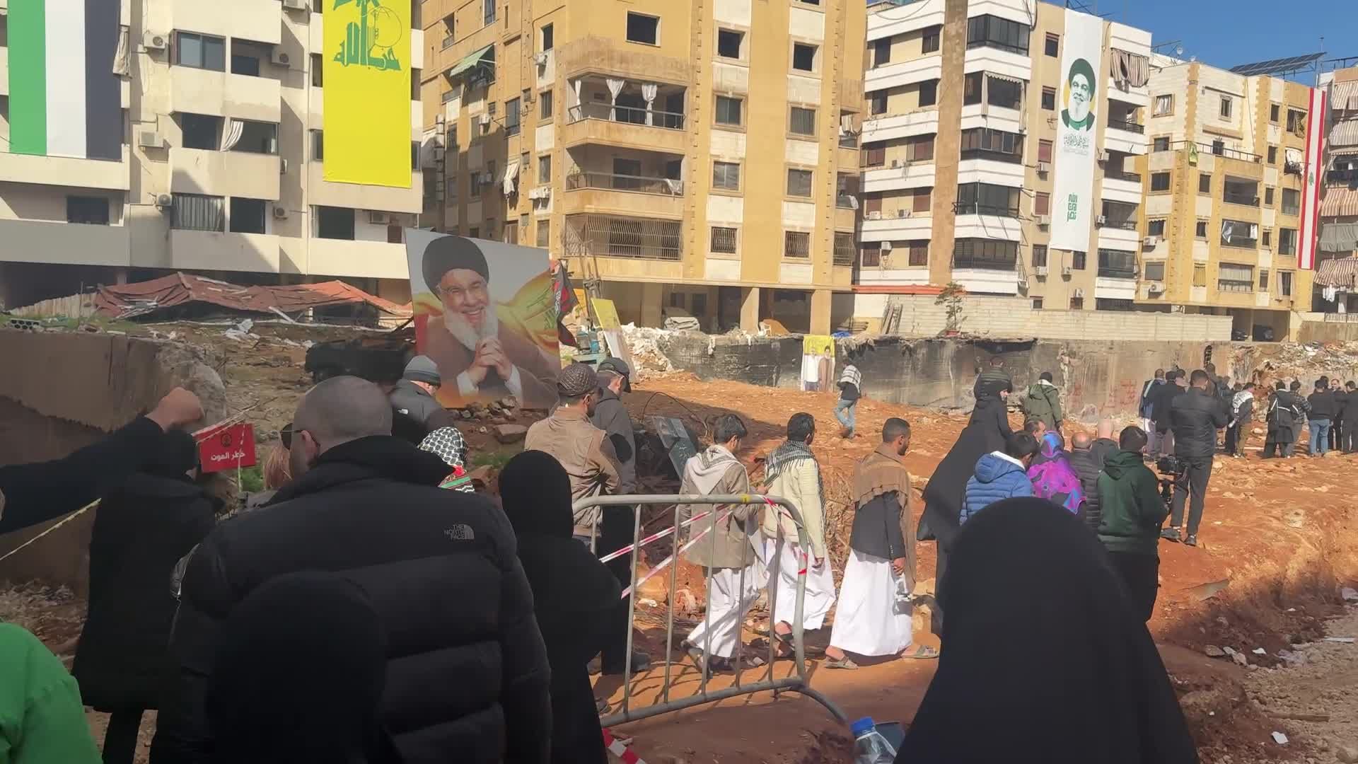 إعلاميون يزورون مكان إرتقاء الشهيد السيد نصرالله في الضاحية الجنوبية لبيروت