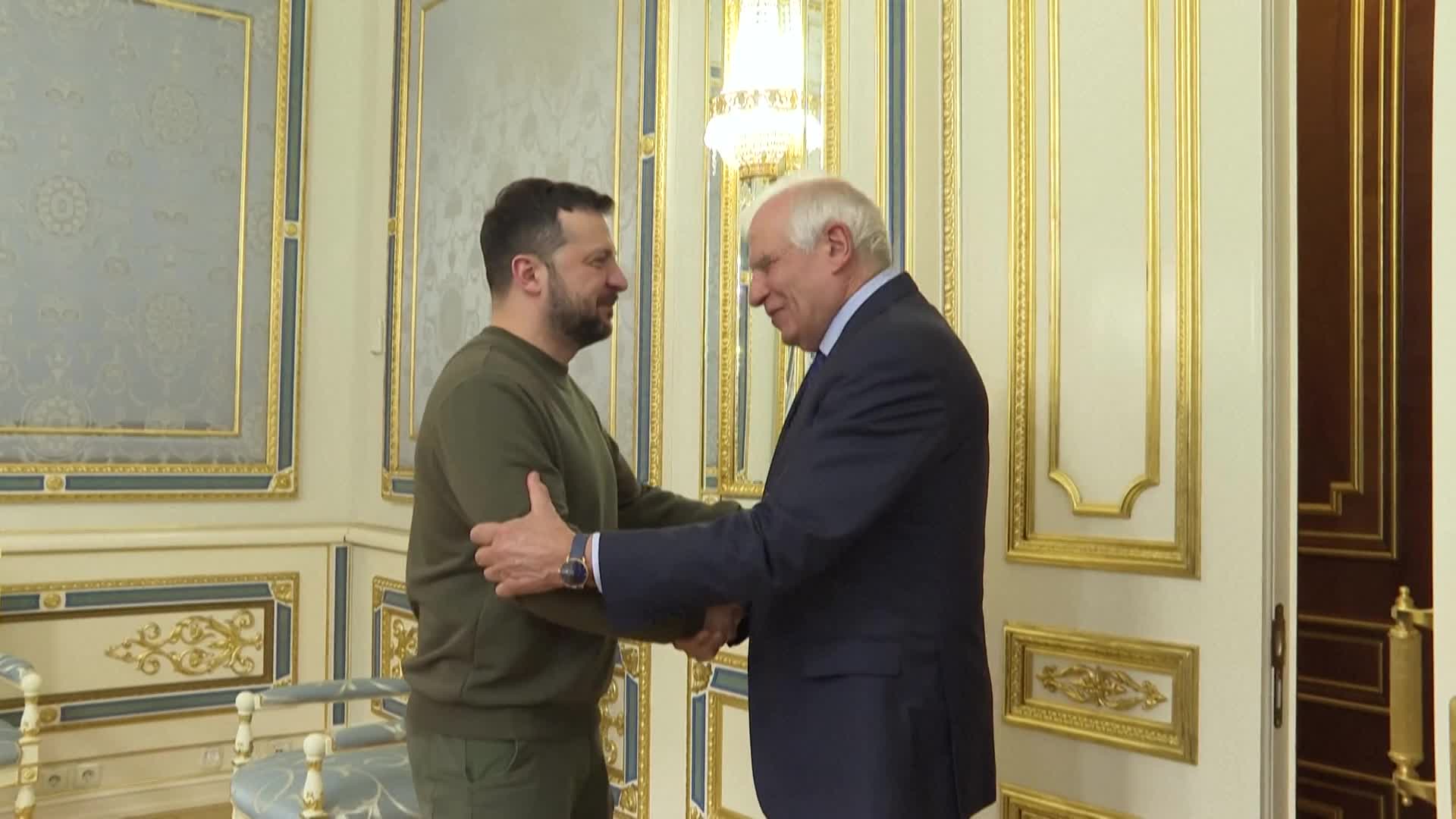 زيلينسكي يبحث مع بوريل تعزيز الدعم العسكري والأخير يعلن تسليم مليون قذيفة مدفعية لكييف