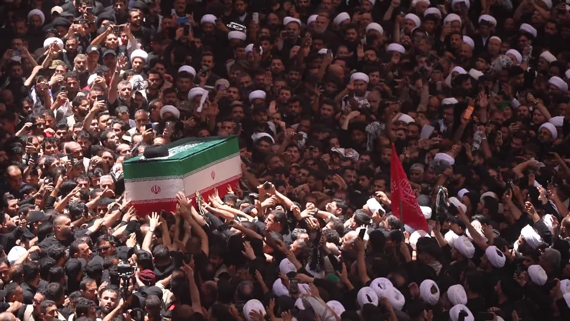 النجف الأشرف تتألق بوفائها.. تشييع مهيب لجثمان القائد السيد الشهيد "علي الخامنئي"