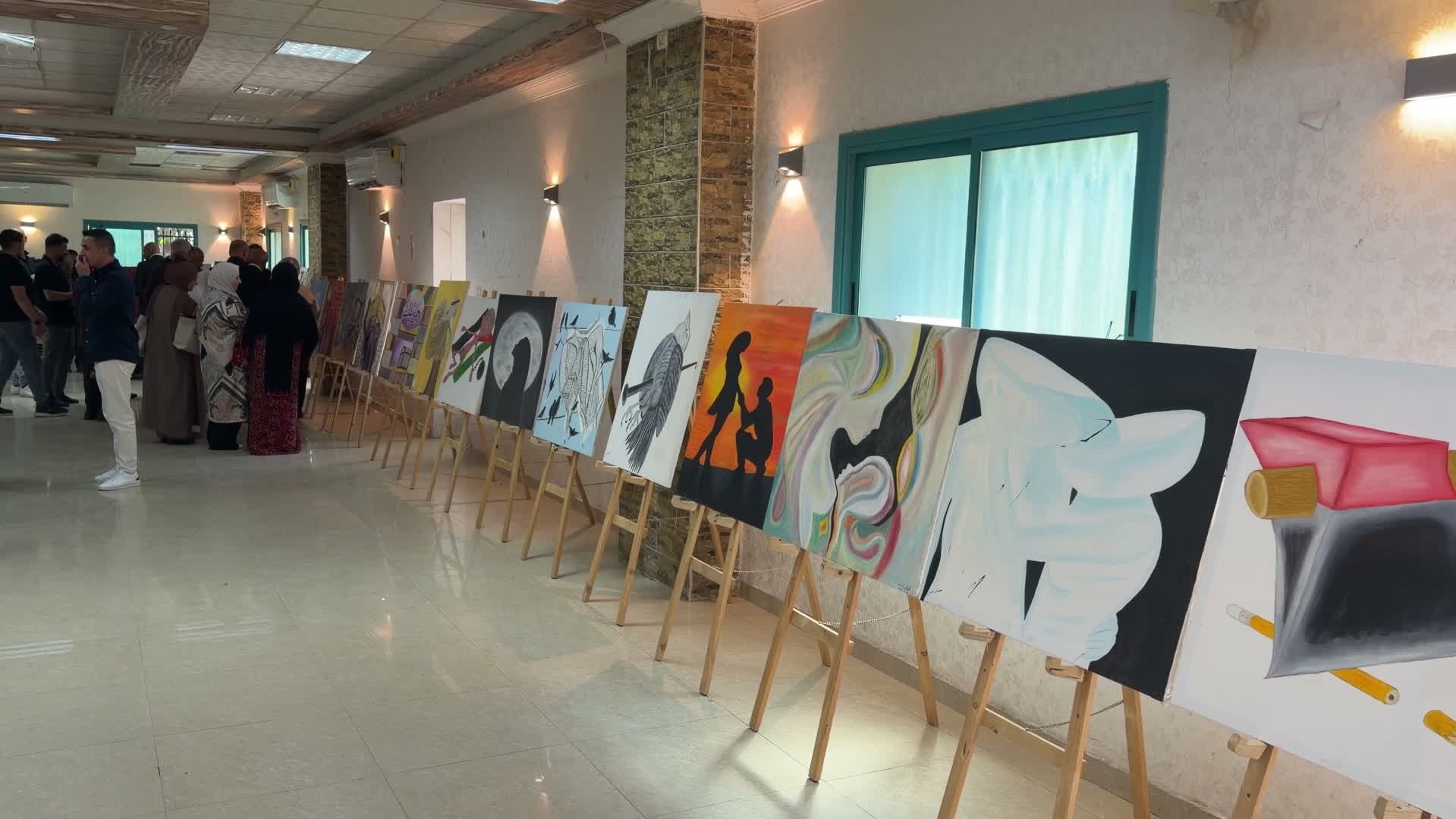 «زقاق المخيم».. معرض تشكيلي يوثق حياة اللجوء والقضية الفلسطينية في مخيم العروب شمال الخليل