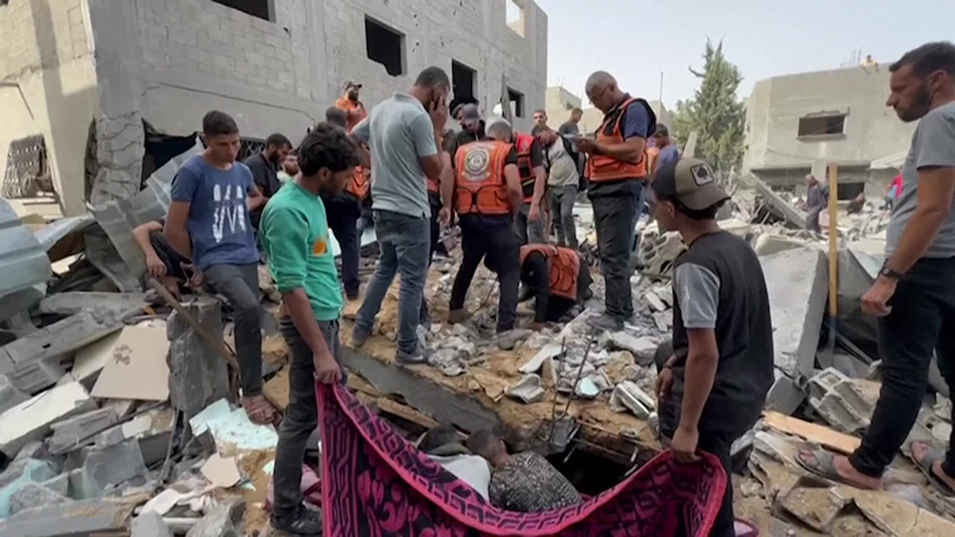 الاحتلال يواصل حرب الإبادة الجماعية في قطاع غزة لليوم الـ 230