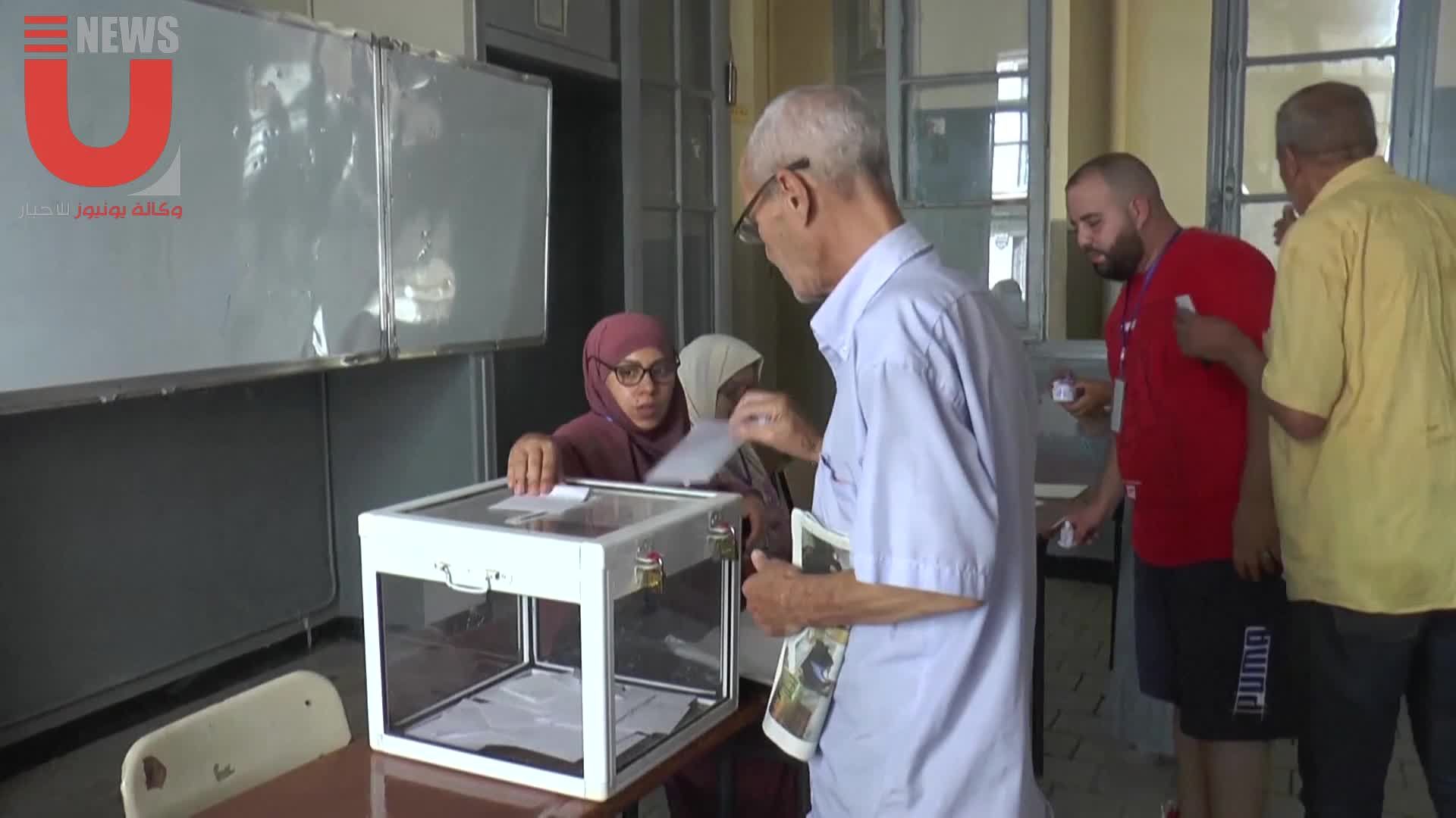 تمديد فترة الاقتراع بانتخابات الرئاسة الجزائرية حتى الثامنة مساء ونسبة المشاركة تخطت 26 بالمئة حتى الخامسة