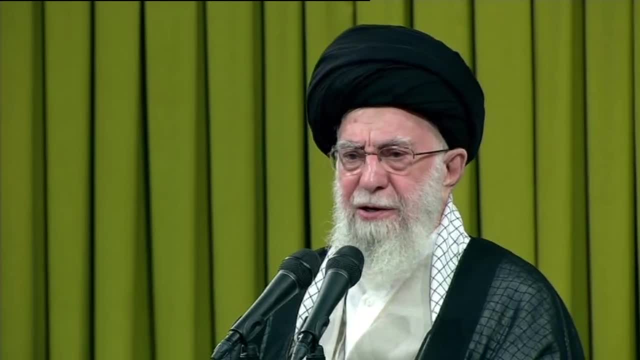 الإمام الخامنئي: الانتخابات هي ساحة تنتصر فيها إيران على أعدائها بالمشاركة الشعبية الواسعة