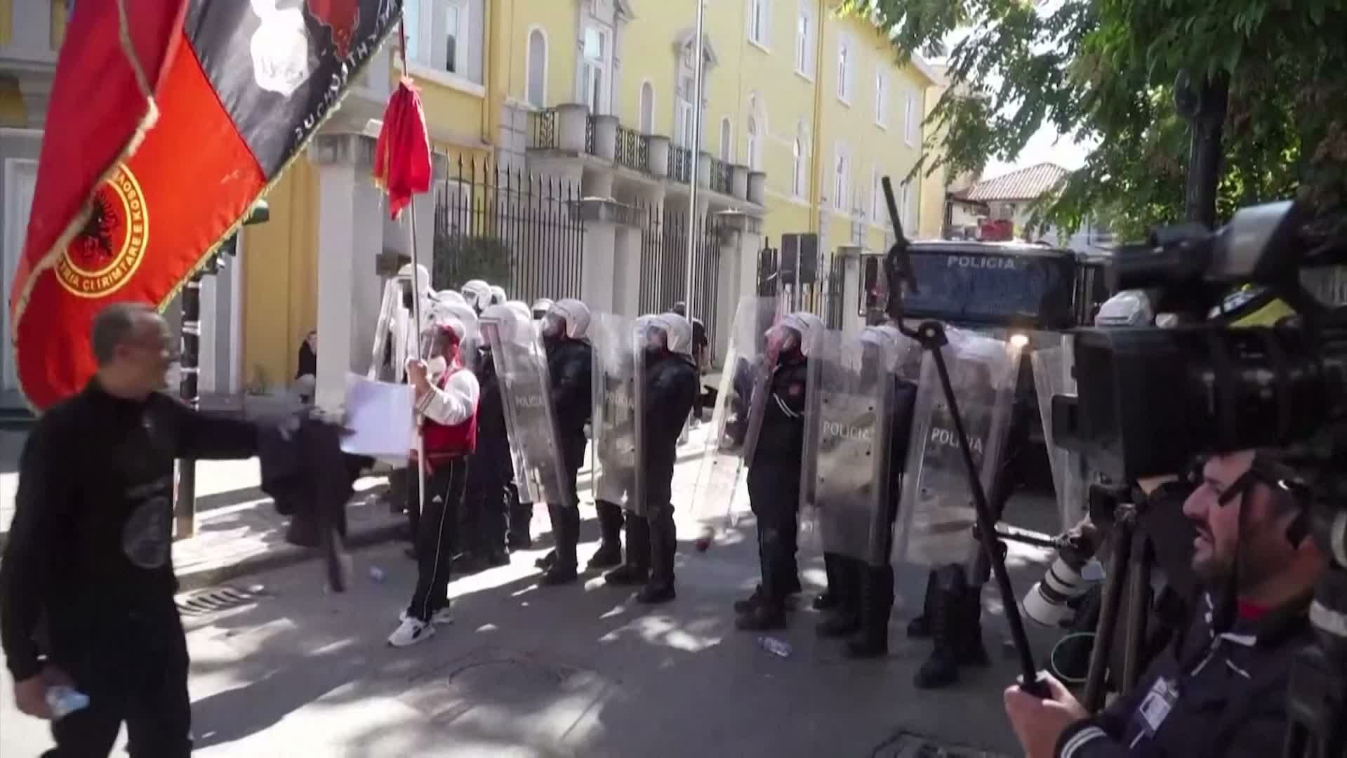 مواجهات بين المتظاهرين والشرطة في اليوم الرابع والشرطة تستخدم مدافع المياه