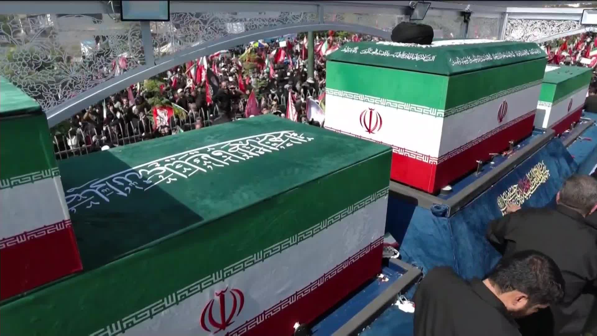 جماهير وحشود غفيرة في طهران تحيط بموكب جثمان الامام الشهيد السيد علي الخامنئي وعائلته
